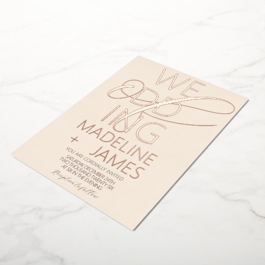 ELEGANT Scripting Rustic Tan Wedding Folie Uitnodiging (Gedraaid)