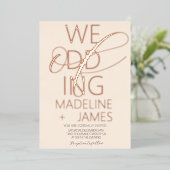 ELEGANT Scripting Rustic Tan Wedding Folie Uitnodiging (Staand Voorkant)
