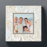 Elegant Seashell Beach Marine Persoonlijke foto Fotoplaat<br><div class="desc">Dit elegante ontwerp is voorzien van je favoriete foto omgeven door een lijst seizoenshellen en koraal #home #decor #homedecor #nautical #marine #shiils #coral #interiors #homeinteriors #design #designer #plaques #name #familie #cadeau #personalizedgifts #photogifts #beachhouse #huisboot #zeilboot #zeilboot #zeilboot #zeilboot #zeilboot #jacht #nauticaldecor</div>