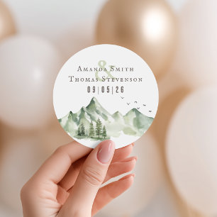 Elegant serene groene berglandschap bruiloft ronde sticker