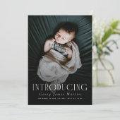 Elegant Serif Introductie Baby Foto Geboorte Aankondiging (Staand voorkant)