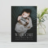 Elegant Serif Welkom Baby Foto Geboorte Aankondiging (Staand voorkant)