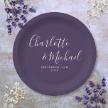 Elegant Signature Script Paarse bruiloft Papieren Bordje<br><div class="desc">Elegante handtekening paarse bruiloft papieren borden gepersonaliseerd met handtekening stijl namen en uw speciale bruiloft datum. Ontworpen door Thisnotme©</div>