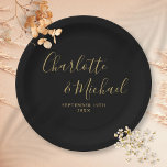 Elegant Signature Script Zwart en Goud Bruiloft Papieren Bordje<br><div class="desc">Elegante handtekening zwart en gouden bruiloft papieren borden gepersonaliseerd met handtekening stijl namen en uw speciale bruiloft datum. Ontworpen door Thisnotme©</div>