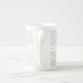 Elegant Silver Damask Swirl Monogram Porselein Kop (Achterkant)