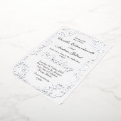 Elegant Silver Flourish Border Wedding Folie Uitnodiging (Gedraaid)
