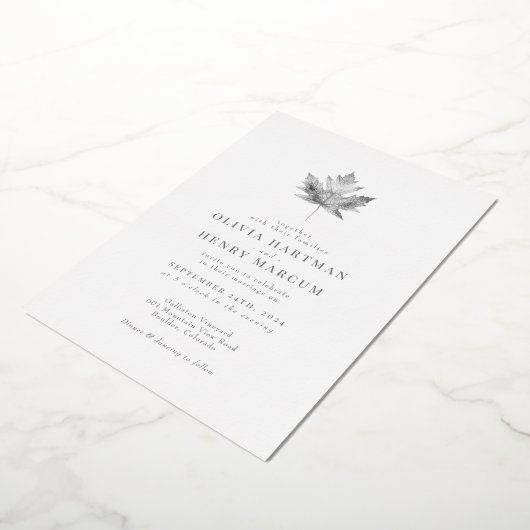 Elegant Silver Foil Maple Leaf Fall Wedding Folie Uitnodiging (Gedraaid)