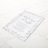 Elegant Silver Foil Snowflake Holiday Folie Uitnodiging (Gedraaid)