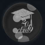 Elegant Silver Glitter Graduation Cap, Klasse 2019 Papieren Bordje<br><div class="desc">Zilveren glitterafdichting op de achtergrond van de bokeh.</div>