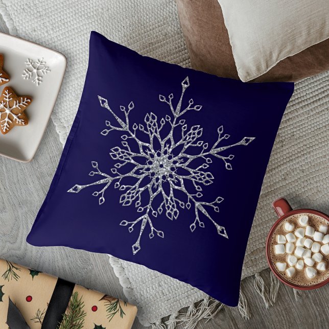 Elegant Silver Glitter Holiday Snowflake Navy Blue Kussen (Elegant Silver Glitter Holiday Snowflake Navy Blue Throw Pillow)