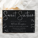 Elegant Silver Glitter script zwart Sweet 16 Kaart<br><div class="desc">Een stijlvol,  modern en elegant zilveren glitterscript,  typografie Sweet Zestien verjaardagsfeestdagen met glitter sparkle confetti op bewerkbare zwarte achtergrond en een glitterige zilverachtergrond achteraan. Een luxe en elegant zoete zestien thema.</div>