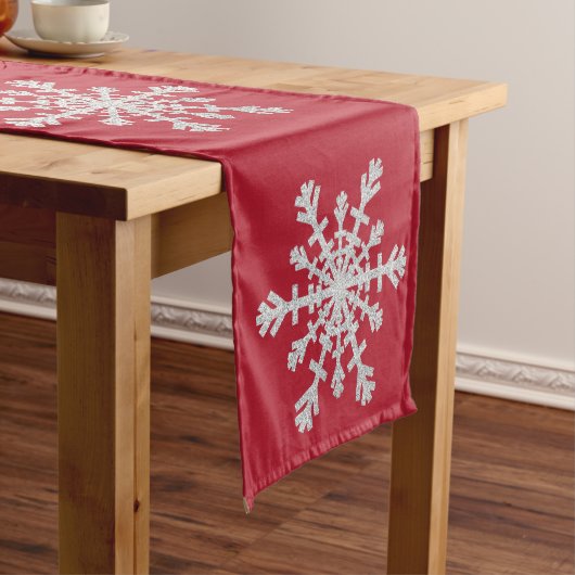 Elegant Silver Glitter Snowflake op kerstrood Korte Tafelloper (Voorbeeld)