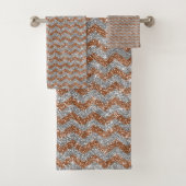 Elegant Silver Gold Glitter Chevron Zig Zag Design Bad Handdoek (Insitu)
