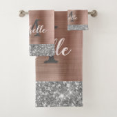 Elegant Silver Grey Glitter Drips Monogramed Bad Handdoek (Insitu)