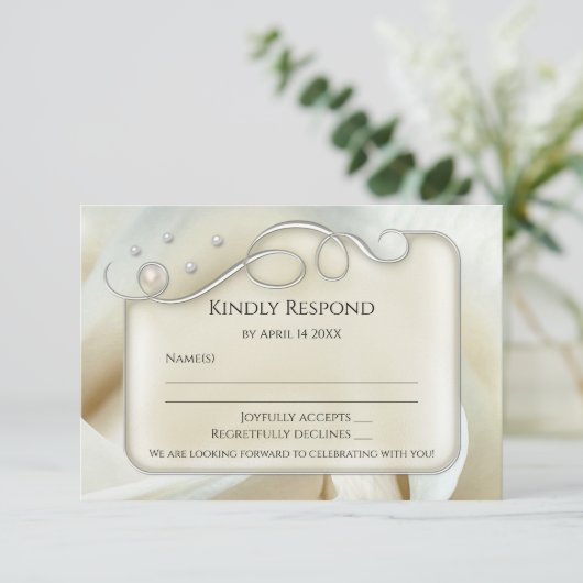 Elegant Silver Ivory Pearl Roos Wedding RSVP Kaart (Staand voorkant)