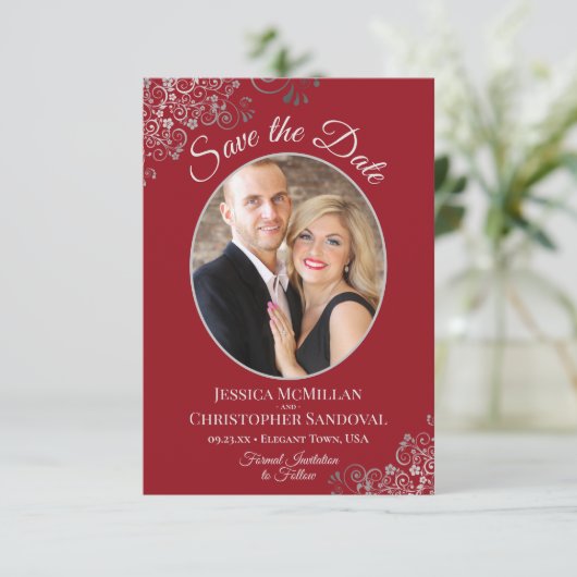Elegant Silver Lace over de Rode Foto van Crimson Save The Date (Staand voorkant)