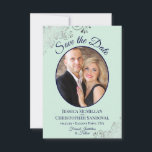 Elegant Silver Lace & Photo Mint & Navy Wedding Save The Date<br><div class="desc">Deze mooie kaarten zijn een geweldige manier om je vrienden en familie te laten weten dat ze de datum van je aanstaande bruiloft kunnen redden. Ze zijn voorzien van een groen en marinesolfblauw ontwerp met uw foto in een ovaalvormig lijst dat is omringd door zilvergrijze patriolen en fancy scriptletters met...</div>