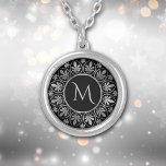 Elegant Silver Leaf Border Monogram Zilver Vergulden Ketting<br><div class="desc">Dit elegante ketting is voorzien van uw monogram in zilver op een dramatische zwarte achtergrond. Het monogram wordt omgeven door een cirkelvormig ontwerp met afbeeldingen die rond de omtrek worden herhaald. Mooi!</div>