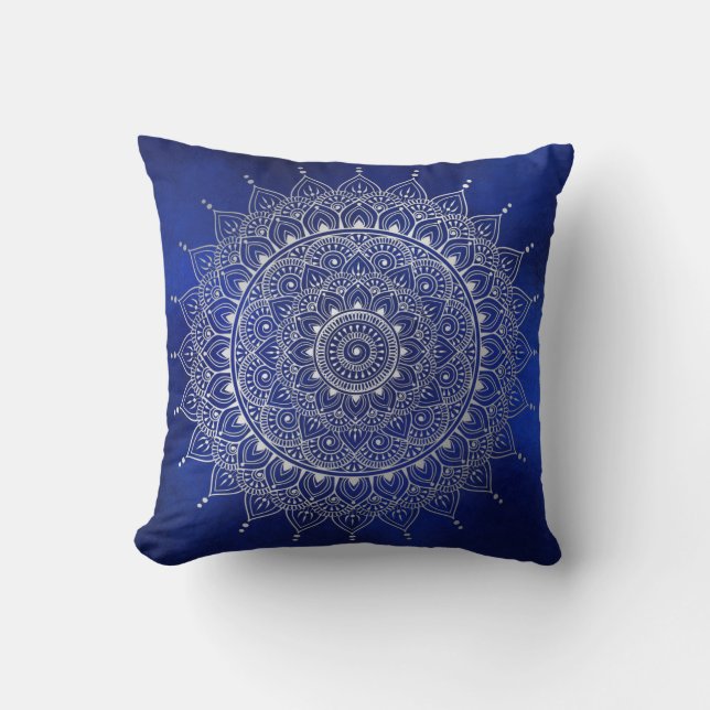 Elegant Silver over Deep Blue Floral Henna Mandala Kussen (Voorkant)