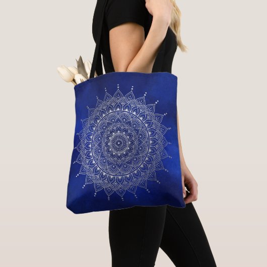 Elegant Silver over Deep Blue Floral Henna Mandala Tote Bag (Dichtbij)