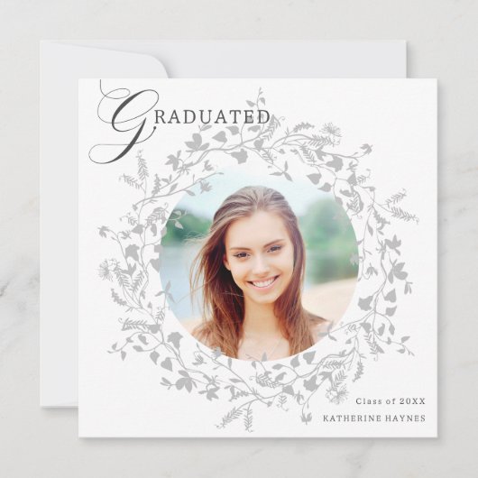 Elegant Silver Wildflower Wreath Afstuderen Aankondiging (Voorkant)