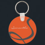 elegant simpele moderne chic trendy monogram oranj sleutelhanger<br><div class="desc">Dit verbluffende, verfijnde ontwerp kenmerkt uw monogram in een stalen grijs, op een stevige, neon oranje achtergrond. Pure elegante eenvoud in een hedendaagse presentatie maakt dit ontwerp het perfecte cadeau voor de stijlvolle vrouw.</div>