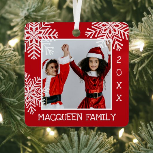 Elegant Simple Red White Snowflake Fotokerstmis Metalen Ornament (Insitu)