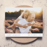 Elegant Simple Sage Green Minimale kerstfoto Feestdagenkaart<br><div class="desc">Een stijlvol foto vlak wenskaart met een klassieke typografie "Prettige feestdagen" in zwart op een schone, eenvoudige, minimalistische witte achtergrond met een zachte, groene tekenkleur aan de achterzijde. De foto, de naam en de groet kunnen gemakkelijk voor een persoonlijke aanraking worden aangepast. Een eenvoudig, minimalistisch en hedendaags kerstontwerp om dit...</div>