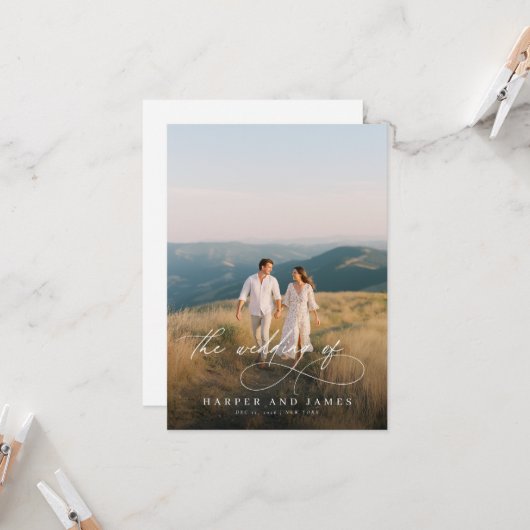 Elegant Simple Script QR Code Budget Photo Wedding Kaart (Voorkant / Achterkant in situ)