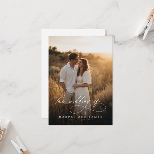 Elegant Simple Script QR Code Photo Budget Wedding Kaart (Voorkant / Achterkant in situ)