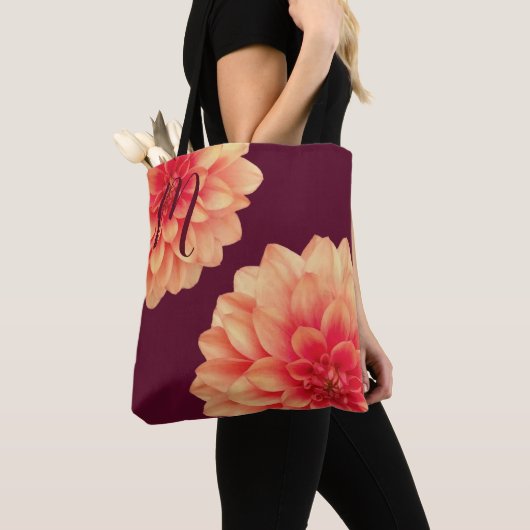 Elegant Sinaasappel Dahlias Flowers Burgundy Monog Tote Bag (Dichtbij)