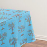Elegant Sky Blue | Chanukah Hanukkiyah | MENORAH Tafelkleed<br><div class="desc">Elegant sky blue MENORAH Tablecloth toont met faux zilveren menorah in een betegeld patroon. Dit is een minimalistisch,  eenvoudig,  elegant ontwerp,  speciaal geschikt voor je Hanukkah-vieringen. Beschikbaar in andere kleuren,  of u kunt de kleur veranderen door op te klikken verder aanpast en van het kleurenpalet te kiezen.</div>
