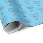 Elegant Sky Blue | Hanukkah | MENORAH Cadeaupapier<br><div class="desc">Elegant sky blue MENORAH Wrapping Paper,  met faux zilveren grijze menorah in een betegeld patroon. Dit is een minimalistisch,  eenvoudig,  elegant ontwerp,  speciaal geschikt voor Hanukkah-cadeaubonen of -werk.</div>