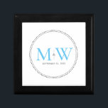 Elegant Sky Blue Monogram Weddenschap Cadeaudoosje<br><div class="desc">Elegant Sky Blue Monogram met Black Milgrain grens. De gestippelde grens doet denken aan melkgraan, een techniek die de juwelen in detail behandelt en die vaak wordt gebruikt voor verloving- en trouwringen. De grens van de milgraan voegt zowel een moderne als elegante stijl aan deze monogrammed doos van het keepjescadeau...</div>