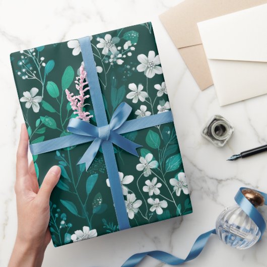Elegant Smaragdblad Wit Bloemmotief Cadeaupapier (Geschenken)