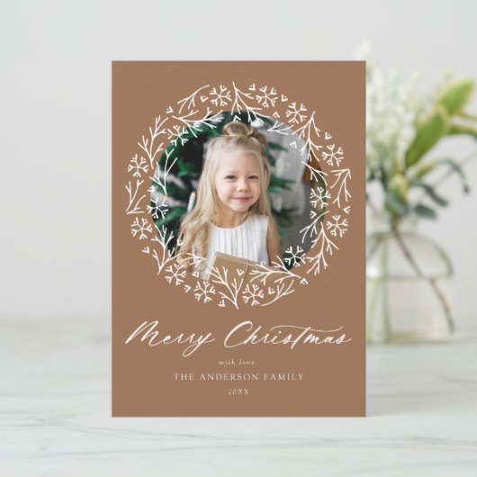 Elegant Snowflake Wreath Gingerbrood Foto Feestdagenkaart (Staand voorkant)