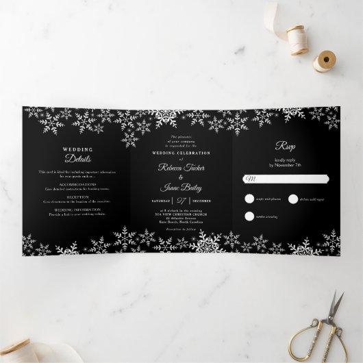 Elegant Snowflakes Black & White Winter Wedding Drieluik Uitnodiging (Binnen)