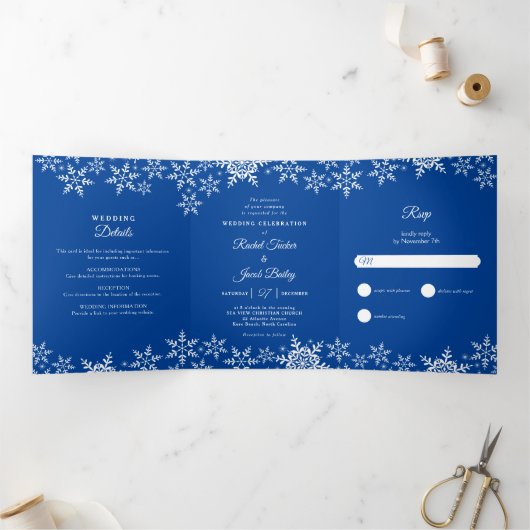 Elegant Snowflakes Deep Blue Winter Weddenschap Drieluik Uitnodiging (Binnen)