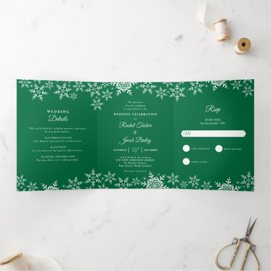 Elegant Snowflakes Green Kerstwinter Weduwen Drieluik Uitnodiging (Binnen)