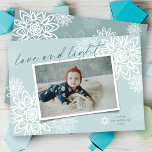 Elegant Snowflakes Love and Light Hanukkah Photo Feestdagenkaart<br><div class="desc">Elegant White Winter Snowflakes laten 'Love and light' zien in handschrift, Hanukkah-fotokaart. Het handschrift manuscript en de achtergrond kunnen in om het even welke kleur van uw keus worden veranderd. Ontworpen / oorspronkelijke illustratie door vet*fa*tin. Gemakkelijk om met uw eigen tekstbericht, naam, jaar, foto, of afbeelding te personaliseren. Meer bewerkingsfuncties...</div>