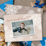 Elegant Snowflakes Love and Light Hanukkah Photo Feestdagenkaart<br><div class="desc">Elegant White Winter Snowflakes laten 'Love and light' zien in handschrift, Hanukkah-fotokaart. Het handschrift manuscript en de achtergrond kunnen in om het even welke kleur van uw keus worden veranderd. Ontworpen / oorspronkelijke illustratie door vet*fa*tin. Gemakkelijk om met uw eigen tekstbericht, naam, jaar, foto, of afbeelding te personaliseren. Meer bewerkingsfuncties...</div>