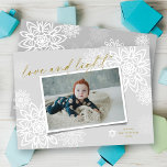 Elegant Snowflakes Love and Light Hanukkah Photo Feestdagenkaart<br><div class="desc">Elegant White Winter Snowflakes laten 'Love and light' zien in handschrift, Hanukkah-fotokaart. Het handschrift manuscript en de achtergrond kunnen in om het even welke kleur van uw keus worden veranderd. Ontworpen / oorspronkelijke illustratie door vet*fa*tin. Gemakkelijk om met uw eigen tekstbericht, naam, jaar, foto, of afbeelding te personaliseren. Meer bewerkingsfuncties...</div>