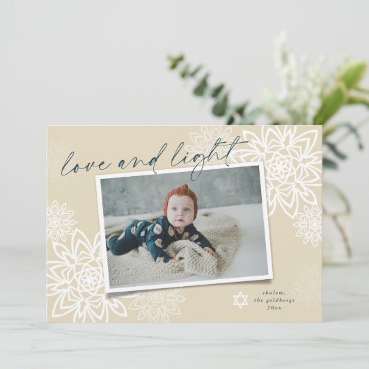 Elegant Snowflakes Love and Light Hanukkah Photo H Feestdagenkaart (Staand voorkant)