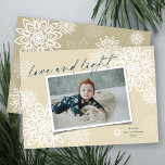 Elegant Snowflakes Love and Light Hanukkah Photo H Feestdagenkaart<br><div class="desc">Elegant White Winter Snowflakes laten 'Love and light' zien in handschrift, Hanukkah-fotokaart. Het handschrift manuscript en de achtergrond kunnen in om het even welke kleur van uw keus worden veranderd. Ontworpen / oorspronkelijke illustratie door vet*fa*tin. Gemakkelijk om met uw eigen tekstbericht, naam, jaar, foto, of afbeelding te personaliseren. Meer bewerkingsfuncties...</div>