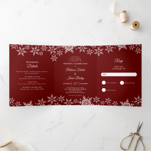 Elegant Snowflakes Red Kerstwinter Weduwen Drieluik Uitnodiging (Binnen)