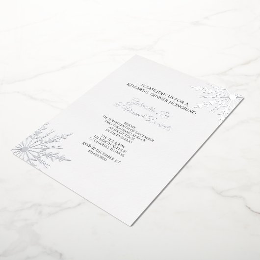 Elegant Snowflakes Winter Wedding Rehearsal Dinner Folie Uitnodiging (Gedraaid)