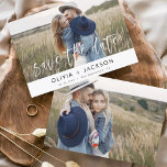 Elegant sparen de Datum 2 Witte Brief van de Foto Save The Date<br><div class="desc">Moderne en elegante foto bespaart de date bruiloft card. Sparen de kaart van de datumuitnodiging omvat witte typografie en chic en eenvoudig ontwerp op een witte achtergrond die u uw aangepast afbeelding van de de foto van het verloving kunt toevoegen aan.</div>