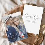 Elegant sparen de Datum het Moderne Manuscript van Save The Date<br><div class="desc">Moderne en elegante handgeschreven het Portret Verticale Foto sparen de Kaart van de Weddenschap van de Datum. Sparen de datumuitnodigkaart omvat een stijlvolle en stijlvolle typografie met een eenvoudig en minimalistisch ontwerp op een Witte achtergrond die u uw aangepast afbeelding van de de fotografie van het verloving kunt toevoegen aan....</div>