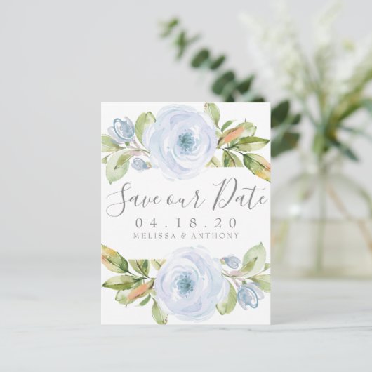 Elegant Spring Floral Dusty Blue Save the Date Aankondigingskaart (Staand voorkant)