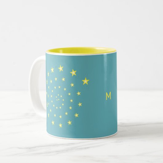 Elegant Stars Spiral op Blauwgroen en monogram Tweekleurige Koffiemok (Voorkant links)